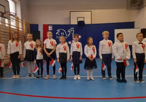 Uczniowie podczas uroczystości Narodowego Święta Niepodległości