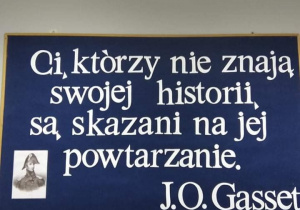 Ci, którzy nie znają swojej historii, są skazani na jej powtarzanie - dekoracja