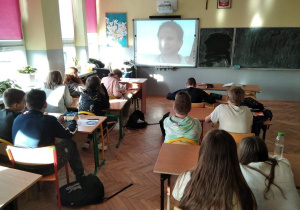 Uczniowie oglądają film edukacyjny o osobach z niepełnosprawnościami