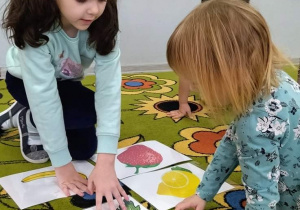 Dziewczynki poznają jakie witaminy zawierają po0szczególne owoce