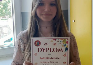 Julia Stodulska z dyplomem