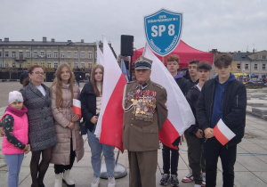 Uczniowie klasy VIII d podczas miejskich uroczystości patriotyczno-religijnych z okazji 104 rocznicy odzyskania niepodległości