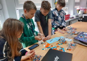 Uczniowie budują robota z klocków Apitor