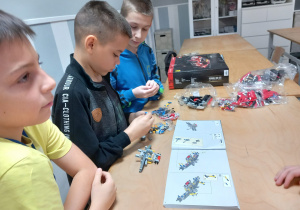 Uczniowie budują robota z klocków Apitor