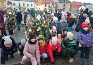 Uczniowie na tle udekorowanej choinki